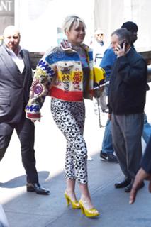 Miley Cyrus feet photo thumbnail
