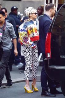 Miley Cyrus feet photo thumbnail