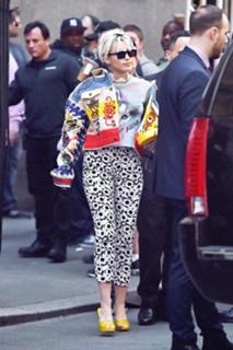 Miley Cyrus feet photo thumbnail