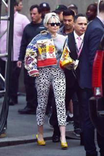 Miley Cyrus feet photo thumbnail