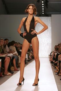 Izabel Goulart feet photo thumbnail