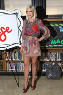 Tori Spelling feet photo thumbnail