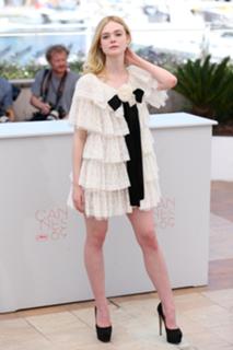 Elle Fanning feet photo thumbnail