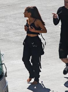 Ariana Grande feet photo thumbnail
