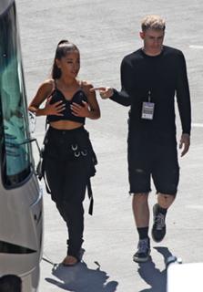 Ariana Grande feet photo thumbnail