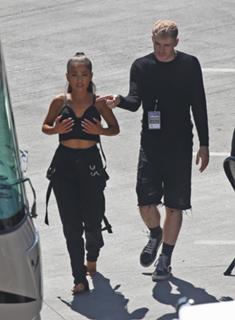 Ariana Grande feet photo thumbnail