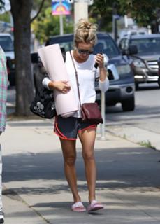 Kaley Cuoco feet photo thumbnail
