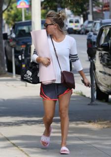 Kaley Cuoco feet photo thumbnail