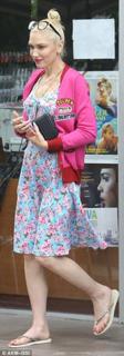 Gwen Stefani feet photo thumbnail