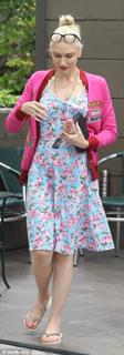 Gwen Stefani feet photo thumbnail