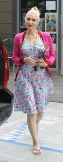 Gwen Stefani feet photo thumbnail