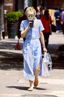 Dakota Fanning feet photo thumbnail