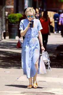 Dakota Fanning feet photo thumbnail