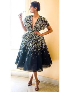 Sonam Kapoor feet photo thumbnail