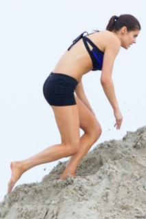 Alexandra Daddario feet photo thumbnail