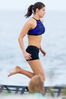 Alexandra Daddario feet photo thumbnail