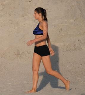 Alexandra Daddario feet photo thumbnail
