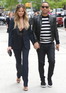 Chrissy Teigen feet photo thumbnail