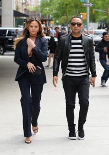 Chrissy Teigen feet photo thumbnail