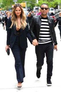 Chrissy Teigen feet photo thumbnail