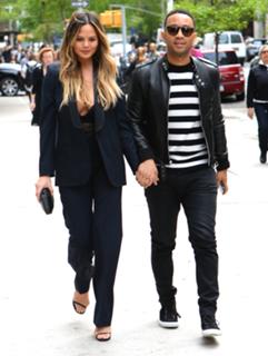 Chrissy Teigen feet photo thumbnail