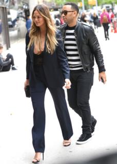 Chrissy Teigen feet photo thumbnail