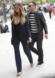 Chrissy Teigen feet photo thumbnail