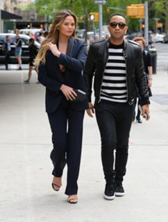Chrissy Teigen feet photo thumbnail