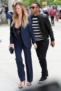 Chrissy Teigen feet photo thumbnail