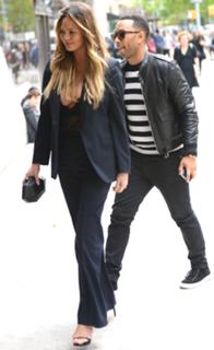 Chrissy Teigen feet photo thumbnail