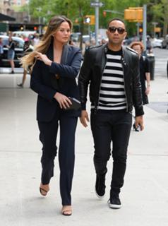 Chrissy Teigen feet photo thumbnail