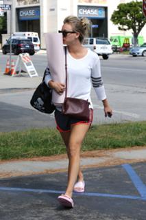 Kaley Cuoco feet photo thumbnail