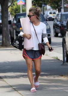 Kaley Cuoco feet photo thumbnail