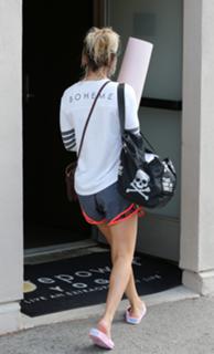 Kaley Cuoco feet photo thumbnail