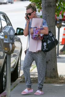 Kaley Cuoco feet photo thumbnail