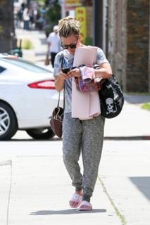 Kaley Cuoco feet photo thumbnail