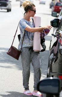 Kaley Cuoco feet photo thumbnail