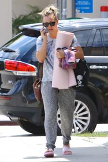 Kaley Cuoco feet photo thumbnail