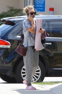 Kaley Cuoco feet photo thumbnail