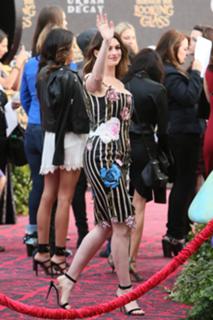 Anne Hathaway feet photo thumbnail