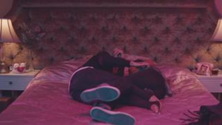 Ariana Grande feet photo thumbnail