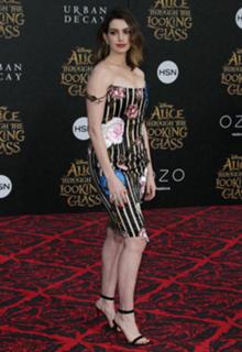Anne Hathaway feet photo thumbnail