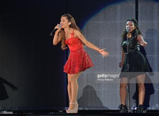 Ariana Grande feet photo thumbnail