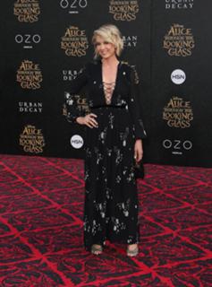 Jenna Elfman feet photo thumbnail