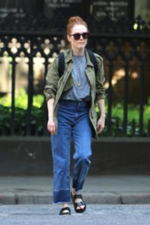 Julianne Moore feet photo thumbnail