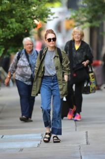 Julianne Moore feet photo thumbnail
