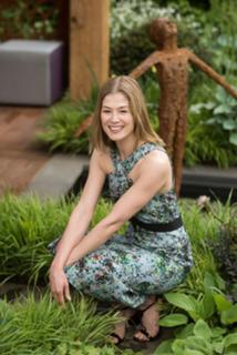 Rosamund Pike feet photo thumbnail