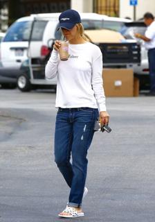 Kaley Cuoco feet photo thumbnail