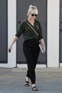 Emma Stone feet photo thumbnail