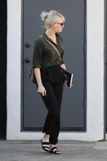 Emma Stone feet photo thumbnail